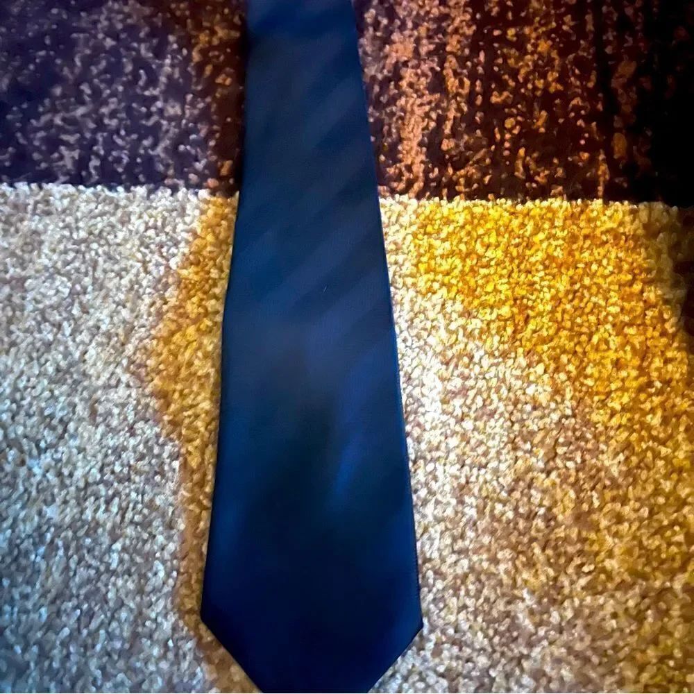 Basic Editions tie